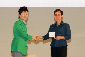 Maryam Mirzakhani (R) was given the top mathematics award by South Korean president Park Geun-Hye (L)